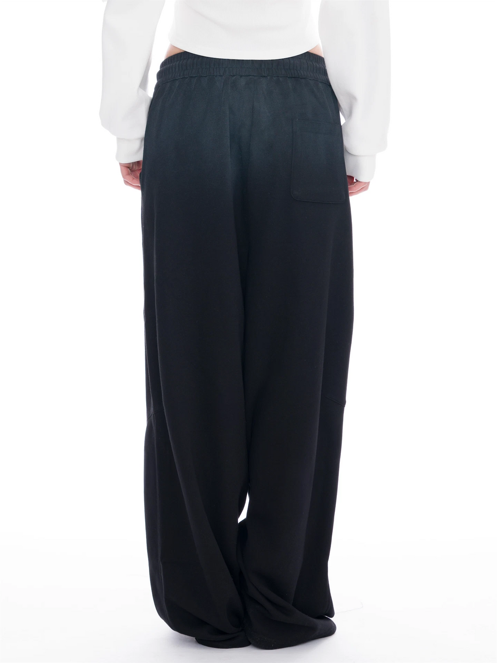 A refined edgy take on your everyday sweatpants, with its loose silhouette and raw seam details on both sides. Drawstring sweatpants